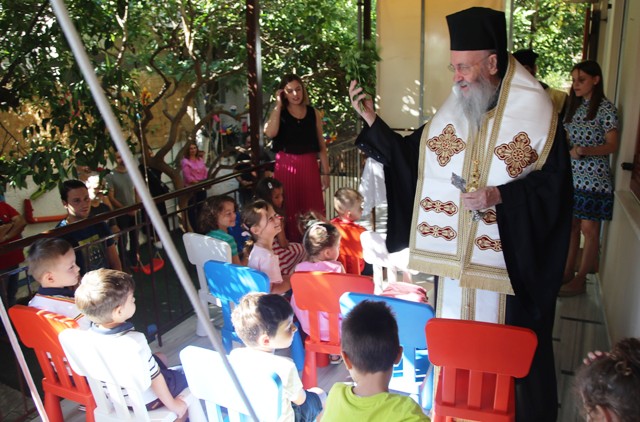 Ἁγιασμὸς στὸ ἰδιωτικὸ νηπιαγωγεῖο «Μικροὶ Ἐρευνητές» τῆς Ἀγγελικῆς Λαουρδέκη